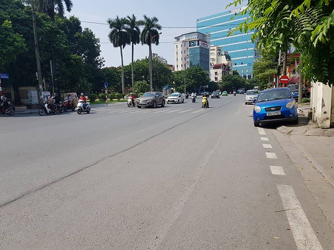 Hiếm hoi, c&oacute; tuyến đường Trần Quang Khải, Hai B&agrave; Trưng đ&atilde; thi c&ocirc;ng xong, nhưng đơn vị thi c&ocirc;ng ho&agrave;n trả lại mặt đường kh&ocirc;ng bằng phẳng. G&acirc;y nguy hiểm cho người tham gia giao th&ocirc;ng.