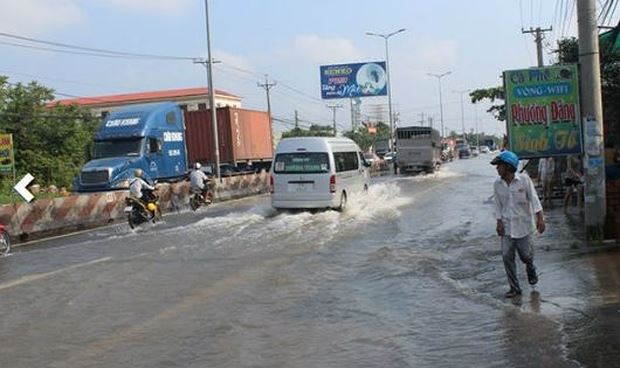 Tuyến quốc lộ 1 đi qua địa b&agrave;n huyện Tam B&igrave;nh, tỉnh Vĩnh Long, ngập s&acirc;u do triều cường.