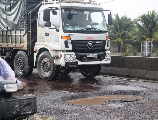 Quốc lộ ngh&igrave;n tỷ qua tỉnh B&igrave;nh Định hư hỏng nghi&ecirc;m trọng sau v&agrave;i cơn mưa đầu th&aacute;ng 10/2018.