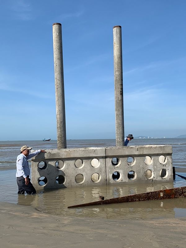 &Ocirc;ng Thảo c&ugrave;ng c&aacute;c cộng sự đang thi c&ocirc;ng&nbsp;thực nghiệm&nbsp;k&egrave;&nbsp;biển đ&ocirc;ng C&agrave; Mau.