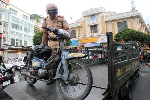 Những chiếc xe &ldquo;m&ugrave;&rdquo; thế n&agrave;y khi vi phạm v&agrave; bị tạm giữ th&igrave; người điều khiển thường chọn giải ph&aacute;p&hellip; bỏ lu&ocirc;n Ảnh: HO&Agrave;NG TRIỀU.