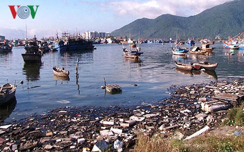 R&aacute;c thải tr&agrave;n ngập &acirc;u thuyền Thọ Quang.