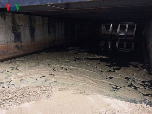 Cống xả thải ra biển mang theo r&aacute;c ni l&ocirc;ng, hộp nhựa.