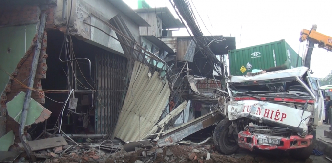 Nhiều nh&agrave; d&acirc;n bị hư hỏng nặng.