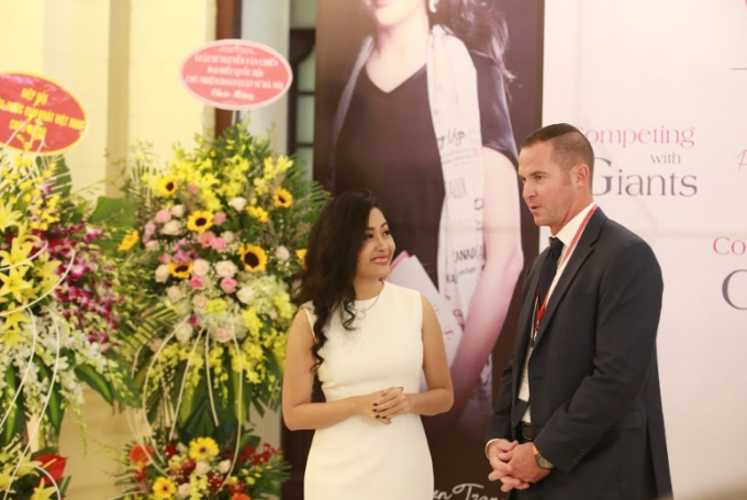 T&aacute;c giả, doanh nh&acirc;n Trần Uy&ecirc;n Phương v&agrave; đại diện NXB Forbes - &ocirc;ng Justin Patt tại buổi giao lưu với b&aacute;o ch&iacute;.