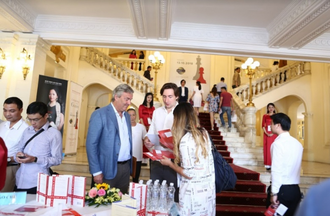 Buổi giao lưu c&oacute; sự tham dự đ&ocirc;ng đảo kh&aacute;ch mời trong v&agrave; ngo&agrave;i nước.