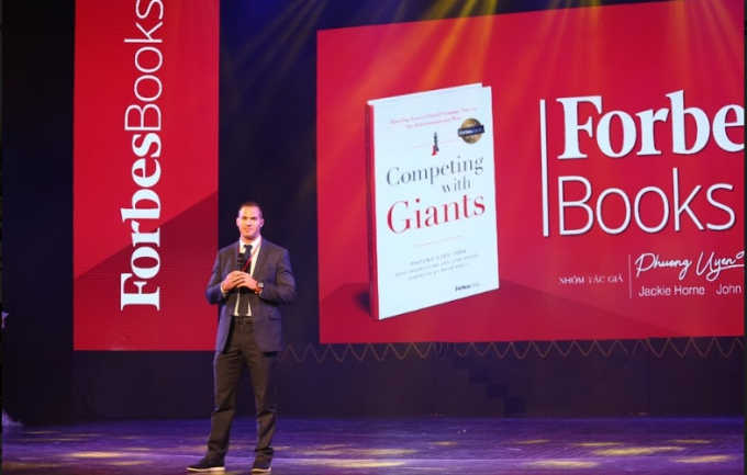 Đại diện NXB Forbes giới thiệu về cuốn s&aacute;ch Competing with Giants.