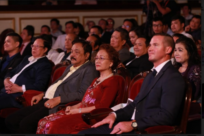 Giao lưu c&ugrave;ng t&aacute;c giả