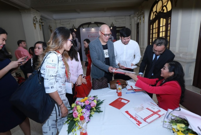 T&aacute;c giả, doanh nh&acirc;n Trần Uy&ecirc;n Phương k&yacute; tặng s&aacute;ch cho c&aacute;c kh&aacute;ch mời.