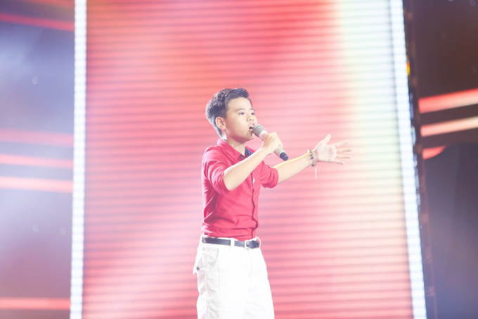 Xuất hiện cậu b&eacute; giọng cao