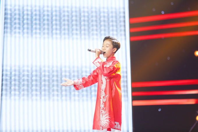 Xuất hiện cậu b&eacute; giọng cao