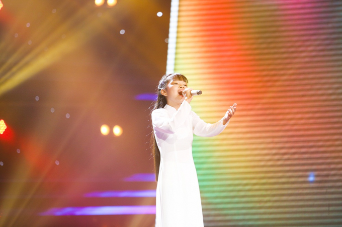 Xuất hiện cậu b&eacute; giọng cao