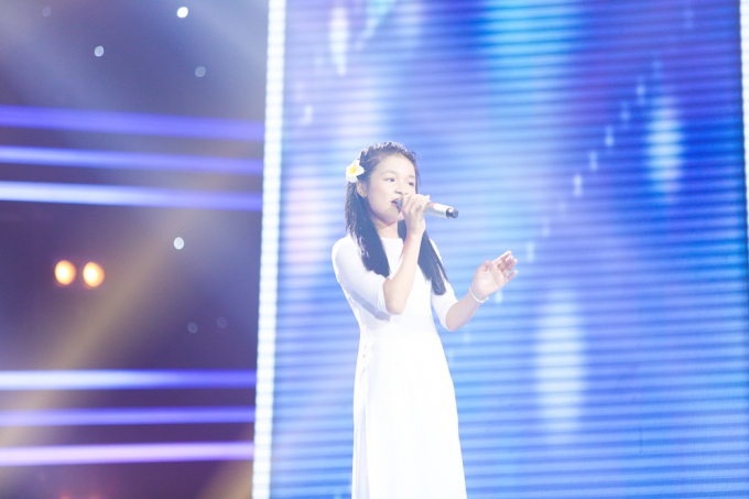 Xuất hiện cậu b&eacute; giọng cao