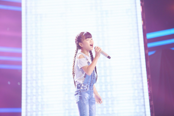 Xuất hiện cậu b&eacute; giọng cao