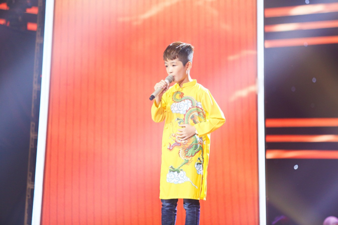 Xuất hiện cậu b&eacute; giọng cao