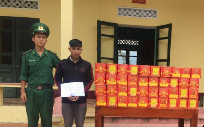 Đối tượng c&ugrave;ng tang vật bị thu giữ.