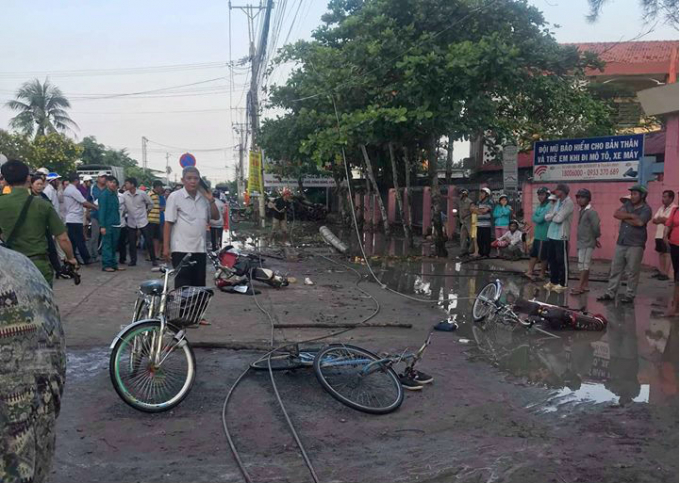 Người d&acirc;n tập trung theo d&otilde;i vụ việc.