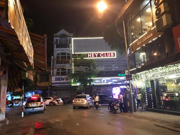 Ngay tới biển hiệu của Hey Club địa chỉ 57 Cửa Nam c&aacute;n bộ phường cũng thừa nhận c&oacute; vi phạm.