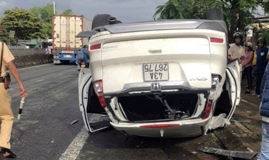 Bị tai nạn lật xe ô tô tại Huế, vợ một Phó Giám đốc Sở tại Đà Nẵng tử vong