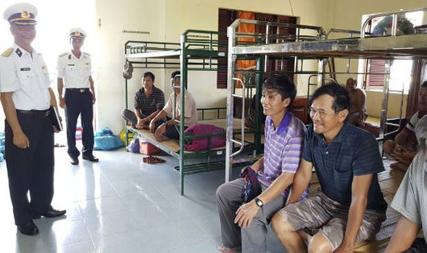 C&aacute;c ngư d&acirc;n được được chỉ huy đảo Sinh Tồn bố tr&iacute; nơi ăn nghỉ tr&ecirc;n đảo.