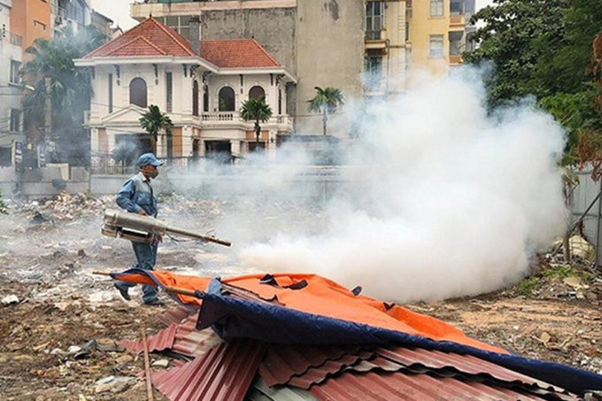 Thực h&agrave;nh phun h&oacute;a chất diệt khuẩn. Ảnh: B&aacute;o Lao động