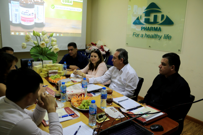 &Ocirc;ng Ing. Benito Refael (&Aacute;o trắng)- Gi&aacute;m đốc Labiofam SA, B&agrave; Madyurys delos (&aacute;o hồng, thứ hai từ tr&aacute;i sang)- Gi&aacute;m đốc Labiofam Asia, &Ocirc;ng Yobani (ngo&agrave;i c&ugrave;ng b&ecirc;n phải) - Ph&oacute; TGĐ Tập đo&agrave;n, &Ocirc;ng Jorge Luis (ngo&agrave;i c&ugrave;ng b&ecirc;n tr&aacute;i), chuy&ecirc;n gia đến thăm v&agrave; l&agrave;m việc tại HT.