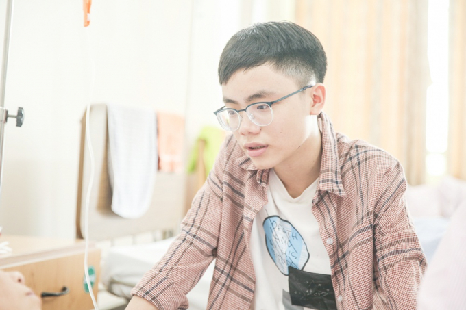 Cảm động trước khoảnh khắc mẹ b&eacute; Minh Nhật The Voice Kids bật kh&oacute;c khi thấy con trai v&agrave;o viện thăm mẹ