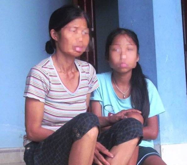 Chị H v&agrave; con g&aacute;i kể lại sự việc ch&aacute;u bị &ocirc;ng h&agrave;ng x&oacute;m l&agrave;m hại.