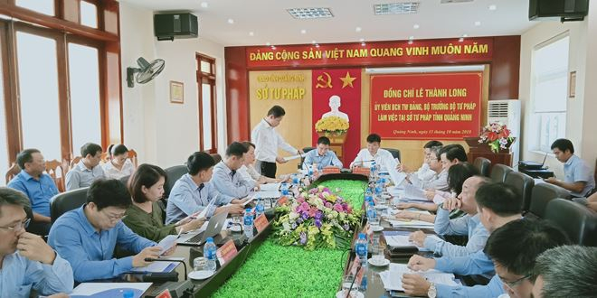 Gi&aacute;m đốc Sở Tư ph&aacute;p tỉnh Quảng Ninh Hồ Văn Vịnh b&aacute;o c&aacute;o kết quả c&ocirc;ng t&aacute;c Tư ph&aacute;p 9 th&aacute;ng đầu năm, nhiệm vụ 3 th&aacute;ng cuối năm 2018.