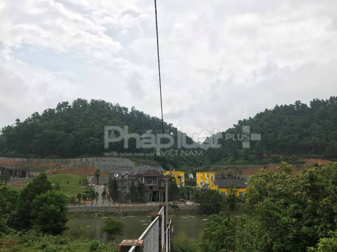 UBND x&atilde; Minh Tr&iacute; cho rằng l&acirc;u đ&agrave;i Ho&agrave;ng L&ecirc; Gia Garden l&agrave; của b&agrave; Nguyễn Thị Thu Hương - một người c&oacute; tiếng trong giới &aacute;o d&agrave;i ở H&agrave; Nội.