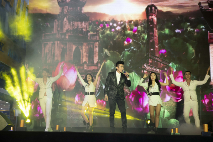 Ca sĩ Đan Trường c&ugrave;ng người h&acirc;m mộ Tuy&ecirc;n Quang sống lại &ldquo;Cả một trời k&yacute; ức&rdquo;