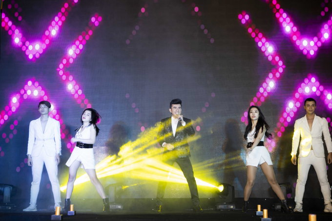 Ca sĩ Đan Trường c&ugrave;ng người h&acirc;m mộ Tuy&ecirc;n Quang sống lại &ldquo;Cả một trời k&yacute; ức&rdquo;