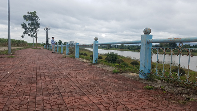 Nhiều tấm sắt đ&atilde; bị kẻ gian lấy mất trong thời gian d&agrave;i.