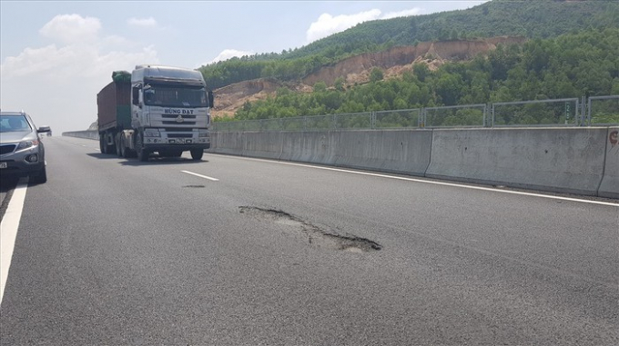 Cao tốc Đ&agrave; Nẵng-Quảng Ng&atilde;i hư hỏng: Đang được tiến h&agrave;nh t&igrave;m nguy&ecirc;n nh&acirc;n ch&iacute;nh x&aacute;c. Ảnh: Lao Động
