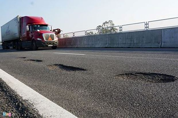 Chất lượng c&ocirc;ng tr&igrave;nh giao th&ocirc;ng xuống cấp nhanh l&agrave; sự l&atilde;ng ph&iacute; lớn. (Ảnh: Zing.vn)