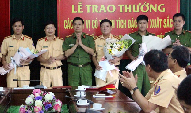 Mỗi đơn vị được C&ocirc;ng an Nghệ An thưởng n&oacute;ng 5 triệu đồng cho chiến c&ocirc;ng n&agrave;y. Ảnh: DIỄN LỘC