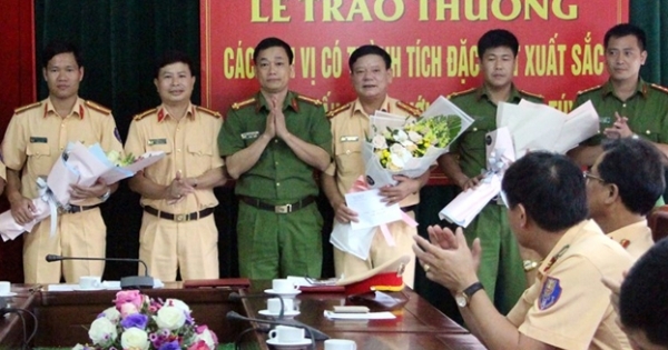 Công an Nghệ An thưởng nóng chiến công bắt hai đối tượng vận chuyển 30 bánh Heroin