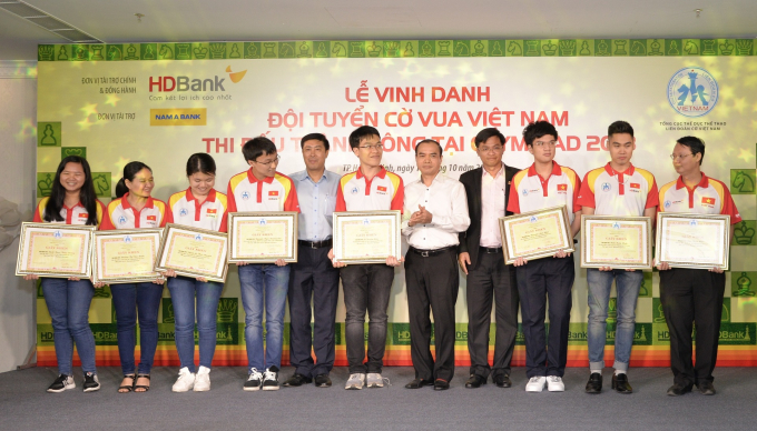 &Ocirc;ng Trần Ngọc T&acirc;m &ndash; Tổng Gi&aacute;m đốc Nam A Bank (thứ 4 từ phải sang) c&ugrave;ng c&aacute;c nh&agrave; t&agrave;i trợ đại diện Li&ecirc;n đo&agrave;n Cờ Việt Nam trao bằng khen cho những kỳ thủ c&oacute; th&agrave;nh t&iacute;ch xuất sắc tại giải v&ocirc; địch cờ vua Olypiad 2018 vừa qua.