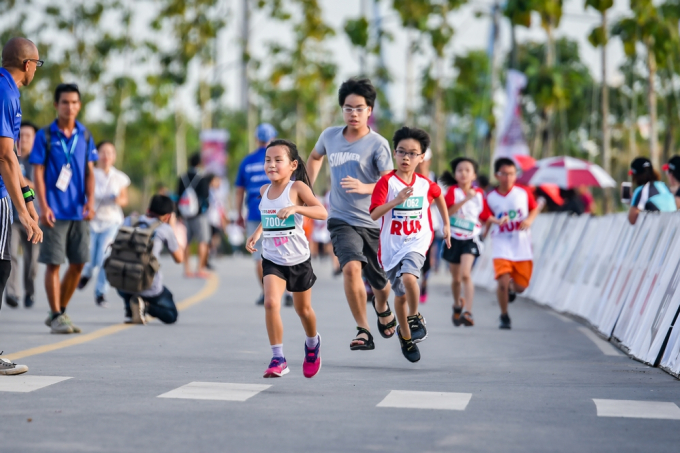 Tại giải Marathon Quốc Tế TP. Hồ Ch&iacute; Minh Techcombank, ban tổ chức thiết kế đường chạy d&agrave;nh cho cả gia đ&igrave;nh, c&ocirc;ng ty, bạn b&egrave; c&oacute; thể c&ugrave;ng chạy.&nbsp;