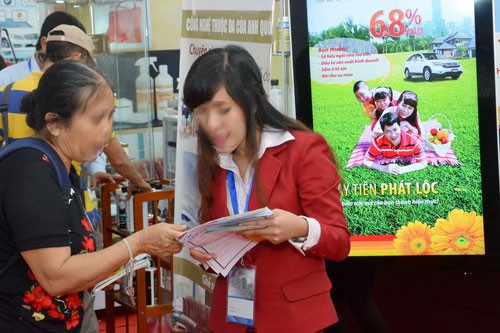 L&atilde;i suất cho vay ti&ecirc;u d&ugrave;ng qu&aacute; cao khiến người vay &ldquo;nghẹt thở&rdquo;. Trong ảnh: Nh&acirc;n vi&ecirc;n một c&ocirc;ng ty t&agrave;i ch&iacute;nh tư vấn cho kh&aacute;ch h&agrave;ng vay mua trả g&oacute;p.Ảnh: Tấn Thạnh