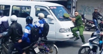 [Clip]: Chiến sĩ Công an bị ôtô khách ủi lùi gần 100m