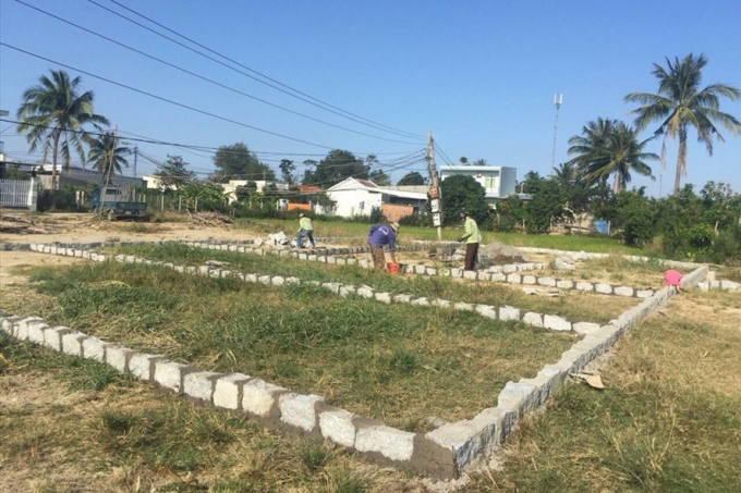 Hoạt động ph&acirc;n l&ocirc;, b&aacute;n nền tại x&atilde; Vĩnh Phương, TP.Nha Trang, Kh&aacute;nh H&ograve;a. Ảnh: PV