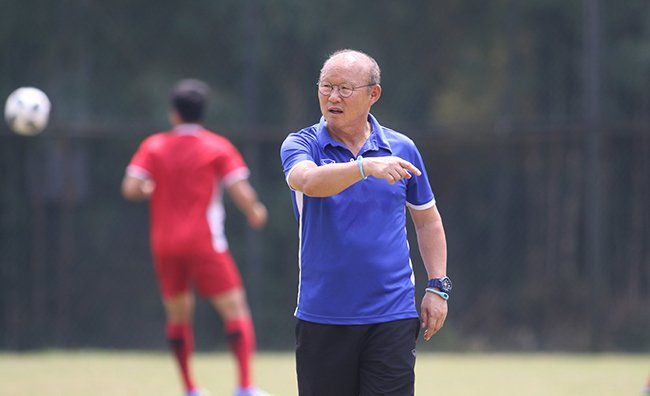 HLV Park Hang Seo cũng kh&oacute; c&oacute; thể thanh thản khi đội tuyển vướng qu&aacute; nhiều vấn đề, trong đ&oacute; thời gian tập trung ngắn để ho&agrave;n thiện mọi điều trước khi AFF Cup diễn ra