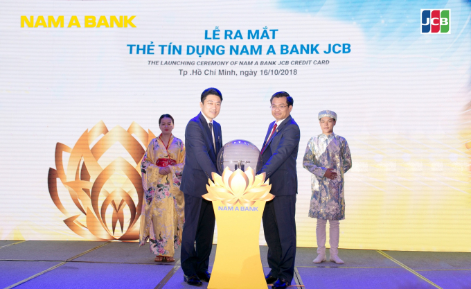 &Ocirc;ng Trần Ngọc T&acirc;m &ndash; Tổng Gi&aacute;m đốc Nam A Bank v&agrave; &Ocirc;ng Tomoaki Yamaguchi &ndash; Trưởng Đại diện Tổ chức thẻ quốc tế JCB c&ugrave;ng thực hiện nghi thức ra mắt thẻ t&iacute;n dụng   Nam A Bank JCB.