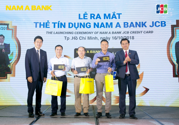 Những kh&aacute;ch h&agrave;ng đầu ti&ecirc;n được &ldquo;sở hữu&rdquo; chiếc thẻ t&iacute;n dụng &ldquo;quyền năng&rdquo; Nam A Bank JCB Platinum.