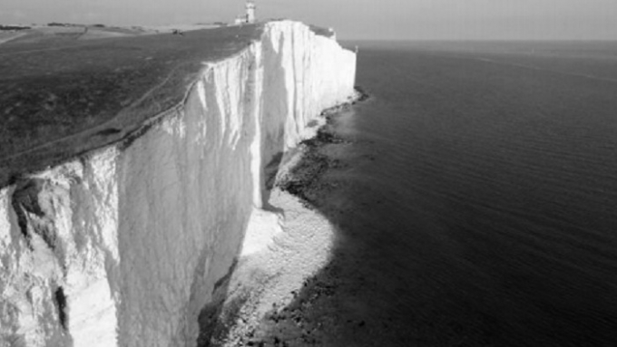 Mỏm đ&aacute; Beachy Head &ndash; nơi c&oacute; khoảng 20 người Anh tự tử mỗi ng&agrave;y.