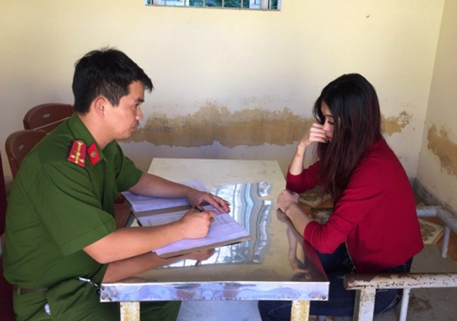 L&ecirc; Thị H&agrave; Phương tại cơ quan điều tra. (Ảnh: b&aacute;o Ph&aacute;p luật TP HCM)