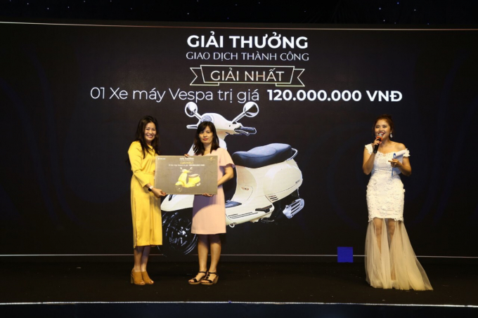 B&agrave; Nguyễn Thị Mai Thảo &ndash; Ph&oacute; Tổng Gi&aacute;m đốc Thường Trực TTC Land trao thưởng cho kh&aacute;ch h&agrave;ng Nguyễn Thị Thu Hương sở hữu căn hộ thuộc Block Iris Luxury may mắn tr&uacute;ng xe m&aacute;y Vespa trị gi&aacute; 120 triệu đồng.