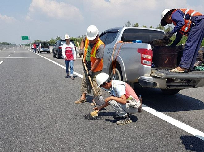 Cao tốc được c&agrave;o l&ecirc;n l&agrave;m lại tuyến hư hỏng sau phản &aacute;nh của b&aacute;o ch&iacute; v&agrave; dư luận