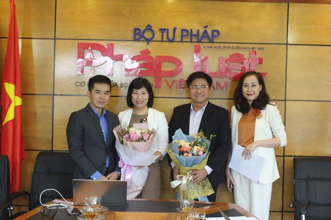 &Ocirc;ng Nguyễn Xu&acirc;n B&iacute;nh (b&igrave;a tr&aacute;i) Trưởng ban Điện tử B&aacute;o PLVN - tặng hoa c&aacute;c kh&aacute;ch mời tham dự chương tr&igrave;nh.